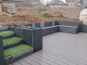 Terrasse en bois composite avec integration d'un banc