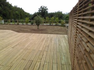 Terrasse en pin et claustras jalousies à ARZON (Morbihan)