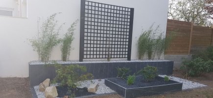 Treille laquée noire avec clématite Treille laquée noire avec clématite