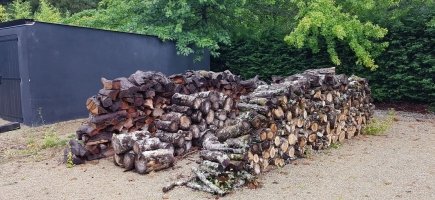 Le bois stocké avant le montage de l'abri Le bois stocké avant le montage de l'abri