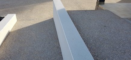 La rampe PMR en béton désactivé 