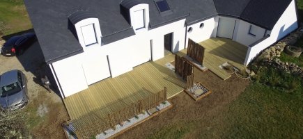 La terrasse en pin et ses jardinières La terrasse en pin et ses jardinières