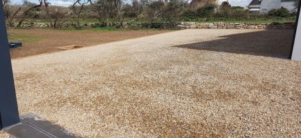 Aire de stationnement en gravillons granit posés sur géotextile (56) Aire de stationnement en gravillons granit posés sur géotextile (56)