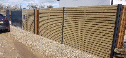 Cloture en claustras bois avec poteaux aluminium et traverses pin Cloture en claustras bois avec poteaux aluminium et traverses pin