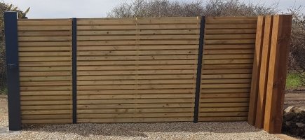 Détail de la clôture avec les traverses en pin Détail de la clôture avec les traverses en pin