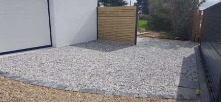 Espace gravilloné sur dalles alvéolées Espace gravilloné sur dalles alvéolées
