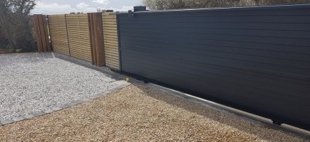 Portail coulissant motorisable en aluminium gris anthracite.180cm de haut Portail coulissant motorisable en aluminium gris anthracite.180cm de haut