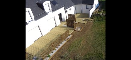 Vue de la terrasse en pin après la 1ere phase des travaux Vue de la terrasse en pin après la 1ere phase des travaux