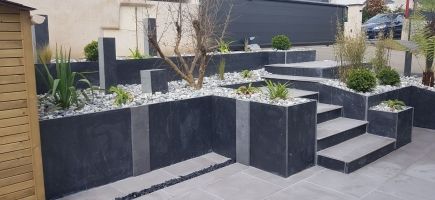 Dallage grès cérame et jardinière en ardoise (56) Dallage grès cérame et jardinière en ardoise (56)