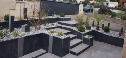Déco ardoise, paillage minéral, acodrain avec galets noirs Déco ardoise, paillage minéral, acodrain avec galets noirs
