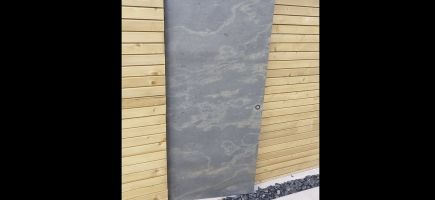 Placage minéral en ardoise sur la porte Placage minéral en ardoise sur la porte