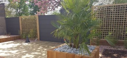 La terrasse en pin et ses jardinières La terrasse en pin et ses jardinières