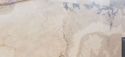 Revêtement minéral de type ardoise collé sur mu existant Revêtement minéral de type ardoise collé sur mu existant