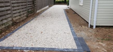 Aire de stationnement en gravillons sur dalles stabilisatrices Vannes 56