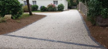 Allée en gravillons gris-blancs sur dalles alvéolées