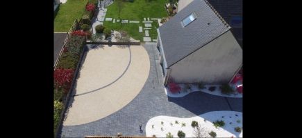 Pavage gris anthracite multiformat et béton désactivé Pavage gris anthracite multiformat et béton désactivé