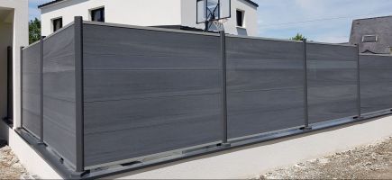 Claustras en bois composite sur couvertine 56 MORBIHAN Claustras en bois composite sur couvertine 56 MORBIHAN