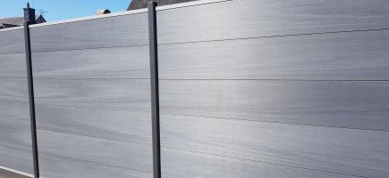 Clôture en bois composite et poteaux aluminium 56 Vannes AURAY Clôture en bois composite et poteaux aluminium 56 Vannes AURAY