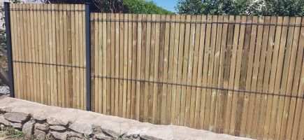 Détail clôture avec occultants bois. 56 MORBIHAN Détail clôture avec occultants bois. 56 MORBIHAN