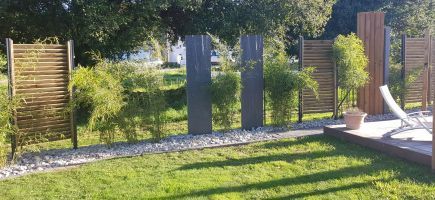 Cloture persiennes, végétal et ardoise MONTERBLANC Cloture persiennes, végétal et ardoise MONTERBLANC