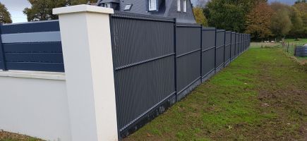 Clôture anthracite avec plaques sous bassement ardoise gris anthracite Clôture anthracite avec plaques sous bassement ardoise gris anthracite
