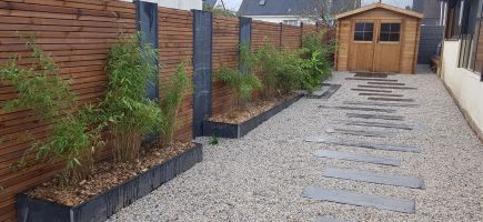 Clôture contemporaine et originale. Bois aluminium ardoise. 56 Morbihan VANNES