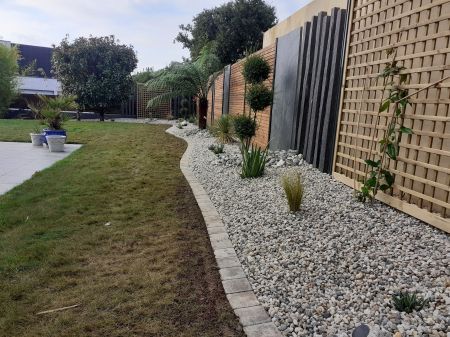 Clôture bois ardoise et massif sur paillage minéral Vannes