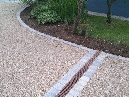 Acodrains sur allée carrossable. Plumlergat. 56 Morbihan. Allée gravillons Acodrains sur allée carrossable. Plumlergat. 56 Morbihan. Allée gravillons