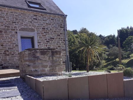 Retenue en palis de grès. Entrée de maison. paysagiste 56 Morbihan Retenue en palis de grès. Entrée de maison. paysagiste 56 Morbihan