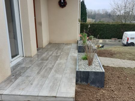 Entrée de maison en grès cérame. Paysagiste Grand Champ et Vannes Entrée de maison en grès cérame. Paysagiste Grand Champ et Vannes