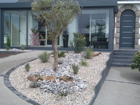 Béton désactivé avec une rampe PMR pour accès maison et véranda Béton désactivé avec une rampe PMR pour accès maison et véranda