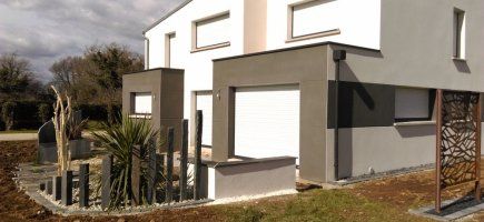 Aménagement jardin contemporain : bloc de schiste et panneau acier
