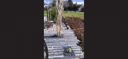 Création cheminement en grès et sculpture en bois Création cheminement en grès et sculpture en bois