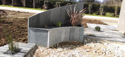 Jardinière et cheminement - schiste et calcaire Jardinière et cheminement - schiste et calcaire