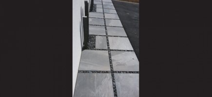 Dalles de grès, galets polis et blocs de schiste Dalles de grès, galets polis et blocs de schiste