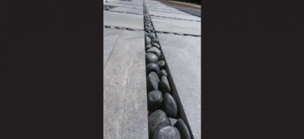 Galets polis noirs et dalles de grès cérame Galets polis noirs et dalles de grès cérame