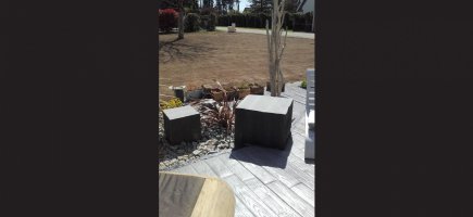 Jardin engazonné, terrasse et sculpture en bois flotté Jardin engazonné, terrasse et sculpture en bois flotté