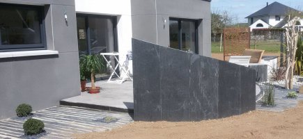 Terrasse aménagée avec jardinière en pare-vue Terrasse aménagée avec jardinière en pare-vue