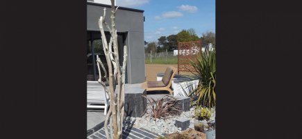 Terrasse design en shiste, panneau acier corten et bois flotté Terrasse design en shiste, panneau acier corten et bois flotté