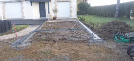 Début des travaux de paysage devant la maison et la terrasse