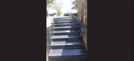 Escalier en schiste, contre-marches en bordures calcaires