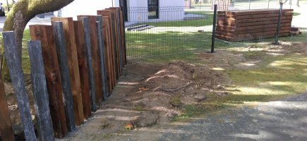 Implantation de la clôture (schiste, bois et grillage) Implantation de la clôture (schiste, bois et grillage)