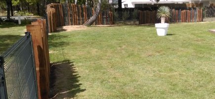 Alternance du bois, du schiste et du grillage Alternance du bois, du schiste et du grillage