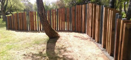 Des piquets de hauteurs variées (180 cm max.) Des piquets de hauteurs variées (180 cm max.)