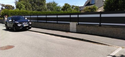 Clôture aluminium en gris anthracite avec lames blanches Clôture aluminium en gris anthracite avec lames blanches