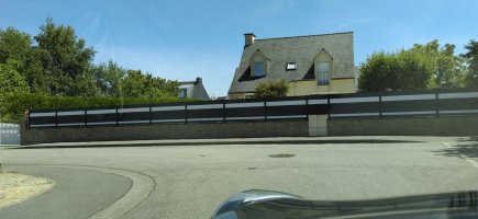 clôture aluminium RAL7016 avec incrustation de lames blanches clôture aluminium RAL7016 avec incrustation de lames blanches