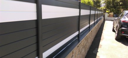 détail des lames blanches en aluminium et de la couvertine détail des lames blanches en aluminium et de la couvertine