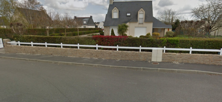 Cloture en PVC et haie variée avant notre intervention Cloture en PVC et haie variée avant notre intervention