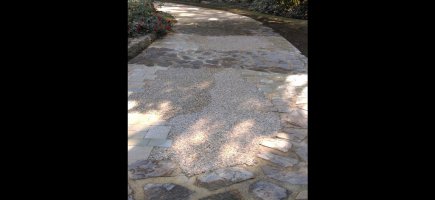 Coulée de béton désactivé avec pavés et opus incertum