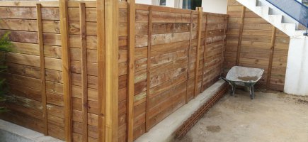 Palissade bois côté voisin. Pose claustras à Carnac